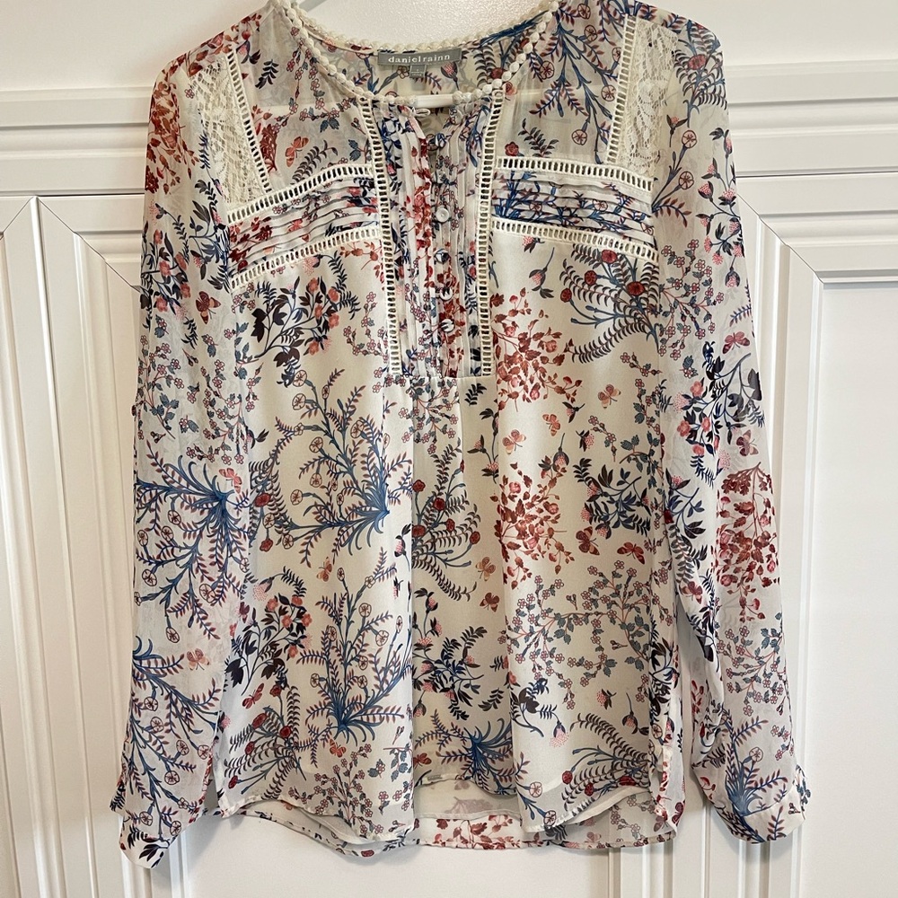 Daniel Rainn floral blouse with detail and buttons | Small